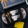 Conjunto de café de cerâmica requintado de luxo leve de alta qualidade, conjunto de caixa de presente de xícara de café vintage de porcelana de osso de alto valor, presente de casamento