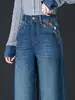 Nuevos Jeans de Pierna Ancha con Cintura Curva para Primavera y Otoño, Versátiles y Elegantes para el Trabajo, Bordados, Rejuvenecedores, Adelgazantes, En Stock al por Mayor