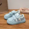 Elegantes tenis blancos para niñas, nueva colección otoño/invierno 2026, con cierre de velcro, suelas suaves y diseño de rayas versátil para uso casual