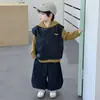 Conjunto de Ropa de Otoño para Niños 2026 Nuevo Elegante Chaleco para Bebé Conjunto de Tres Piezas Sudadera Estilo Coreano Ropa para Niños de Primavera y Otoño