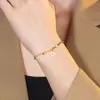 2024 nuevo pulsera de trébol de cuatro hojas de doble capa cuadrada pequeña de oro triturado para mujer, lujo ligero, nicho, exquisita, acero de titanio, no se decolora