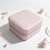 Caja de almacenamiento de joyería de cuero PU de moda, compacta y portátil, a prueba de polvo, para exhibir anillos, collares y aretes