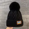 Gorro cálido para senderismo al aire libre, versátil para otoño e invierno, gorro de punto bordado, diseño moderno y simple, hace que la cara se vea más pequeña, estilo para poner