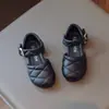 Sandalias de Dedos para Niñas 2023 Verano Nuevo Estilo Estilo Chanel Zapatos de Princesa Zapatos de Pan Hueco para Niña Pequeña Sandalias Semi Zapatos de Rendimiento