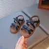 Sandalias para Niña 2025 Verano Nuevo Estilo Zapatos de Princesa con Lazo para Niña Pequeña Versión Coreana Elegantes Zapatos de Playa para Niños Pequeños