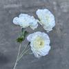 [Material de flor blanca] Arreglo floral de hortensia, rosa, flor de pasto escarchado con decoración de material de hoja de niebla de techo de pasto, flor de simulación para boda