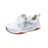 Tênis de Board para Estudante de Comércio Exterior Feminino 2026 Verão Transfronteiriço Novo Malha Respirável Sola Grossa Sapatos Brancos Estilo Campus Tamanho Grande