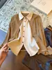 Cárdigan de Punto de Estilo Old Money Color Caqui Falso Dos Piezas con Cuello Polo para Mujer, Nuevo Modelo Otoño 2026, Camisa Elegante de Alta Gama para el Trabajo