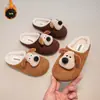 Zapatos de algodón para niños, nuevos de invierno para niñas, dibujos animados lindos, zapatos de exterior con pelo, versátiles, a la moda, con felpa, zapatos tipo Birkenstock para niña