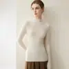 Camada base 100% caxemira pura para mulheres, com gola semi-alta, design estiloso e corte justo, perfeita para usar em camadas no outono e inverno.. Este suéter de malha macio e confortável é um item essencial para mulheres