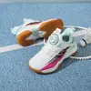 Tênis de badminton infantis com fivela rotativa, tênis de tênis para meninos e meninas, tênis de vôlei, tênis esportivos leves de treinamento para beisebol e futebol