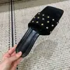 Primer Encuentro con las Sandalias Slip-On de Remaches Ultrasencillas Estilo Coreano para Mujer, Verano 2026, Adecuadas para Combinar con Vestidos, Vacaciones, Playa y Ropa Casual