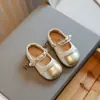Sapatos de Couro para Meninas 2026 Primavera e Outono Novo Estilo Sapatos Infantis Sapatos de Princesa para Menininhas Mocassins de Solado Macio Modernos e Estilosos