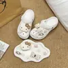 Nuevos de Alta Venta Lindo Gato Marrón Kt Lazo Versátil Corazón de Niña Agujero Desmontable Zapatos Hebilla de Zapato DIY