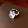 Conjunto de collar, aretes y anillo con colgante ovalado de circón - una colección de joyería lujosa y elegante con un estilo refinado y sofisticado, perfecta para un estilo versátil