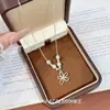 Colar de Prata com Flores de Pérolas, Estilo Coreano, Fresco e Discreto, Simples e Versátil, Moderno para o Dia a Dia, Design Exclusivo de Nicho, Corrente para Clavícula