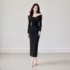 Vestido de tricô justo de manga longa, ombro a ombro, com listras verticais, comprimento médio, para o dia a dia e para sair