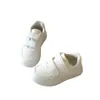 Zapatillas blancas para niños 2026 primavera y otoño nuevo modelo zapatillas deportivas para niños zapatillas casual blancas para niñas zapatos para bebé de suela blanda