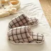 Zapatos de Invierno Cálidos para Exteriores para Estudiantes, Pantuflas Peludas de Suela Gruesa con Tacto Suave, Pantuflas de Algodón para Mujer, Modelo Nuevo 2026 al por Mayor