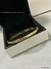 Pulseira V dourada de alta qualidade com padrão de diamante para mulheres, versões estreita e larga, gravação de precisão CNC, pulseira de luxo leve estilo Chanel, atacado do fabricante e entrega direta