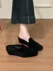 Primeiro Encontro com os Novos Sapatos Slip-On Fechados Versáteis Retrô da Temporada para Mulheres, Adequados para Uso ao Ar Livre, Novo Modelo de Verão 2026, Superfície de Veludo