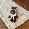 Broche de Coelho de Boneca Fofo para Mulheres 2025 Novo Design Alfinete de Suéter de Nicho com Fivela de Fixação para Casaco