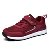 Sapatos de Caminhada Novo Estilo Primavera 2022 para Pessoas de Meia-Idade e Idosos, Sapatos de Casal, Tênis Casuais Esportivos para Mãe, Sapatos de Malha Tamanho Grande, Tamanhos 35-47