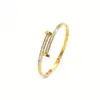 Pulsera de Acero Titanio Apilada Forma de T de Trébol de Venta Caliente Europea y Americana para Mujeres, Joyería de Pulsera de Oro de Gama Alta al por Mayor