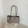 Bolsa Tote Suede Plush Marrom Fosco Retrô Outono 2026 Grande Capacidade Versátil para o Dia a Dia Leve Ombro Único Bolsa de Axila para Mulheres