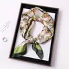 Lenço de Seda com Estampa de Bolinhas e Rosas Estilo Francês, Lenço Quadrado Fino de Seda Sintética para Verão, Lenço Decorativo de Pescoço 70cm para o Trabalho, Lenço de Seda no Atacado