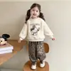 Conjunto moderno para niñas 2026 colección de otoño nueva: Sudadera de cuello redondo de dibujos animados para niños y pantalones casuales con estampado de leopardo, un conjunto de dos piezas