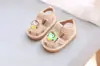 Zapatos de Verano para Bebé con Luz LED de Dibujos Animados Estilo Coreano Cerrados Suela Suave Antideslizante para Caminar Niños y Niñas Sandalias Chirriantes para Bebé