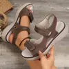 Moda Transfronteriza Europea y Americana 2025 Sandalias Ligeras de Playa Chanclas de Cuña de Verano Estilo Deportivo para Mujer Venta al por Mayor Tallas Grandes