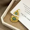 Nuevo broche de aleación para mujer, moderno y de alta gama, pin de lujo nicho para abrigos y trajes, simple y elegante, broche versátil