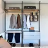 Closet walk-in de liga de alumínio curvo minimalista italiano de planta aberta guarda-roupa japonês prateleira de roupas de armazenamento geral