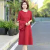 Nuevo vestido bordado estilo chino para madres, colección otoño 2026, elegante conjunto de dos piezas para mujeres de mediana edad y mayores, con una estética tradicional china