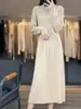 Vestido de cuello alto de media manga con bordado de hojas de bambú, color liso, corte A, holgado, adelgazante, para uso diario, de lana completa, nuevo para principios de otoño