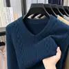Novo suéter masculino de outono e inverno, gola alta, estilo retrô, trançado tridimensional, cor sólida, casual, versátil, quente, peça básica para homens