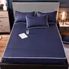Funda de cama acolchada cepillada transfronteriza juego de tres piezas Protector de colchón Funda de cama para limpieza del hogar Funda de cama de una pieza Cama a prueba de polvo