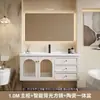 Sencillo tocador de baño rústico estilo francés, que incluye un mueble para lavabo y lavabo integrado