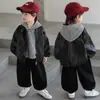 Conjunto de chaqueta de cuero para niño de primavera y otoño, estilo coreano, atuendo de tres piezas a rayas moderno y elegante para niños