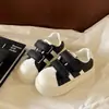 Zapatos Blancos de Suela Gruesa con Velcro 2026 Otoño Niños Medianos y Grandes Niñas Zapatos de Entrenamiento Alemanes Antideslizantes Zapatos de Skate Modernos