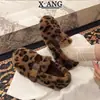 Sapatos peludos brancos para mulheres, perfeitos para combinar com saias, adequados para uso externo no outono e inverno, com forro de fleece adicional para aquecimento e design de calçar fácil.