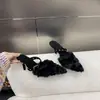 Zapatos pequeños negros peludos de tacón alto, de moda 2026 otoño/invierno de una sola tira, sandalias con forro de felpa, pantuflas elegantes de punta para mujer