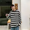 Camiseta de Manga Longa Listrada em Preto e Branco Moletom de Gola Redonda Masculino Camisa Top de Camada Interna Solta Masculina e Feminina Marca Trbottomy Simples