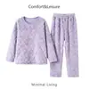 Pijama infantil de forro polar coral, engrosado para otoño e invierno, con diseño jacquard de patrón de diamantes, hecho de franela, con cuello redondo, mangas largas y pantalones largos, proporcionando calidez