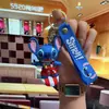 Nuevo Llavero de Muñeco Rígido Feliz Lindo Colgante Creativo para Mochila Llavero de Coche Regalo de Graduación