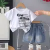 Conjunto de Duas Peças de Camiseta com Estampa de Letras e Gola Redonda Estilo Coreano de Verão para Meninos Pequenos e Médios