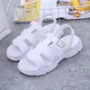 Sandalias y pantuflas de suela gruesa para mujer, verano, últimas, caladas, versátiles, sandalias romanas para usar en el exterior, antideslizantes, tipo muffin, zapatos de playa