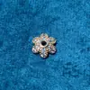 Fuerte Retención de Color Chapado en Oro de 14K Incrustaciones de Circonita Soporte de Copo de Nieve Flor de Cuatro Hojas Porta Cuentas de Flor de Ciruelo Accesorios para Joyería de Cuentas DIY